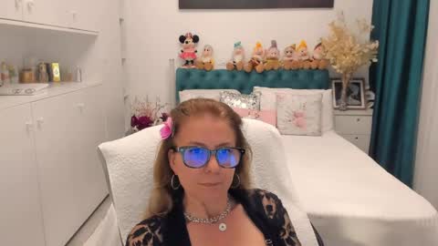 Snapshot of prettyblackeyes chatting on 06.03.26 wilma online show from 06.03.26