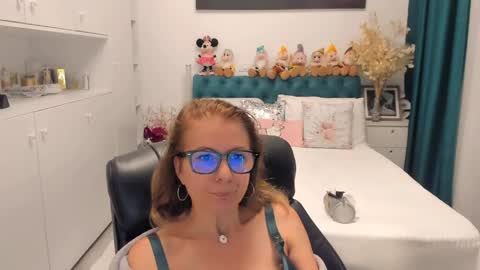 Snapshot of prettyblackeyes chatting on 06.05.26 wilma online show from 06.05.26