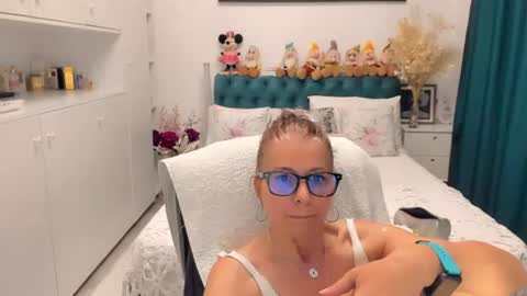 Snapshot of prettyblackeyes chatting on 06.12.26 wilma online show from 06.12.26