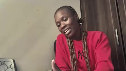 Snapshot of prettychichi25 chatting on 10.31.25 Vee online show from 10.31.25