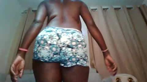 Snapshot of prettydulce chatting on 09.18.25 prettydulce online show from 09.18.25