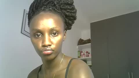 Snapshot of prettygee21 chatting on 04.20.26 Pretty darkskin doll online show from 04.20.26