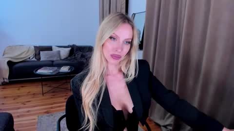 Snapshot of prettyk1ller chatting on 10.11.25 Eva online show from 10.11.25