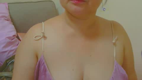 Snapshot of prettynhing chatting on 05.05.26 Nhing online show from 05.05.26