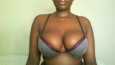 Snapshot of prettyvishy chatting on 04.19.26 prettyvishy online show from 04.19.26
