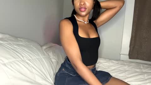 Snapshot of princessaleah chatting on 12.08.24 Princess Aleah online show from 12.08.24