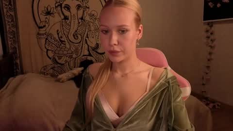 Snapshot of pureeangel chatting on 05.29.26 Megan online show from 05.29.26