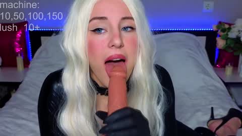 Snapshot of pussy_asmr chatting on 12.11.24 Monica online show from 12.11.24
