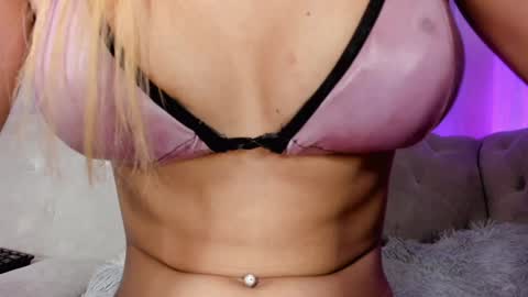 Snapshot of putinna chatting on 01.22.25 Pau Manchita online show from 01.22.25