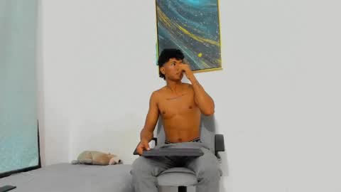 Snapshot of pyke_cum chatting on 02.05.25 pyke_cum online show from 02.05.25