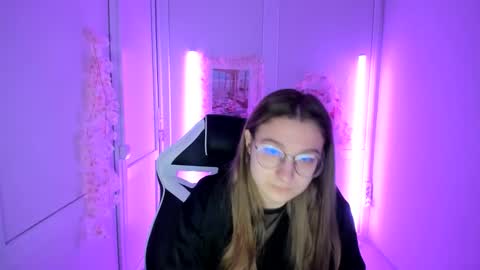 Snapshot of queen_amelie chatting on 05.18.26 Amelie online show from 05.18.26