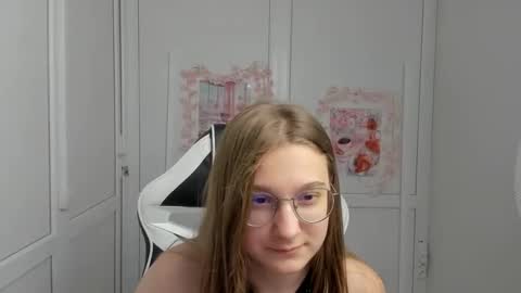Snapshot of queen_amelie chatting on 06.11.26 Amelie online show from 06.11.26
