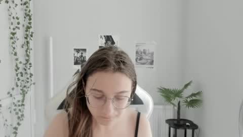 Snapshot of queen_amelie chatting on 06.26.26 Amelie online show from 06.26.26