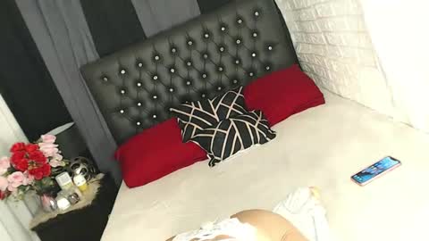 Snapshot of queen_cummer chatting on 01.08.25 Yeng online show from 01.08.25