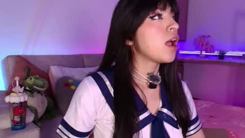 Snapshot of queen_gummy chatting on 03.11.25 saloo online show from 03.11.25