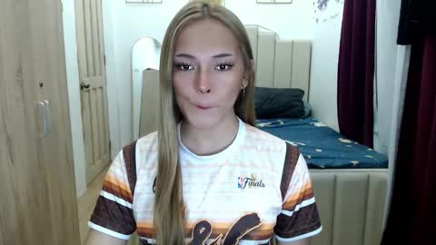 Snapshot of queen_heart0 chatting on 05.10.26 shawny online show from 05.10.26