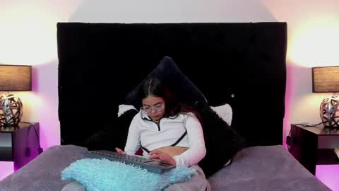 Snapshot of queen_misy chatting on 05.17.26 queen_misy online show from 05.17.26