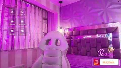 Snapshot of queen_perla_ chatting on 05.19.26 online show from 05.19.26