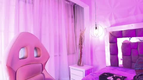 Snapshot of queen_perla_ chatting on 05.27.26 online show from 05.27.26