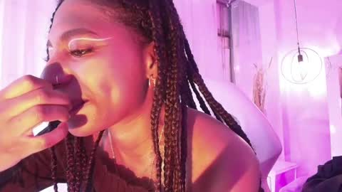 Snapshot of queen_perla_ chatting on 06.03.26 online show from 06.03.26