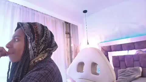 Snapshot of queen_perla_ chatting on 06.10.26 online show from 06.10.26