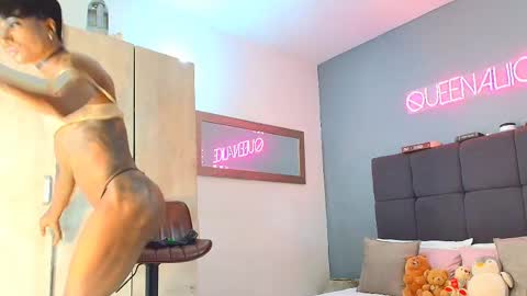 Snapshot of queenaliice chatting on 10.08.25 ALICE online show from 10.08.25