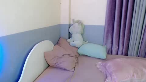 Snapshot of queenbee_mistress chatting on 02.15.25 queenbee_mistress online show from 02.15.25