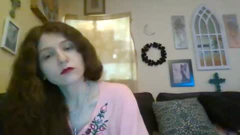 Snapshot of queencrimsonlvx chatting on 04.21.26 queencrimsonlvx online show from 04.21.26