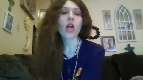 Snapshot of queencrimsonlvx chatting on 05.08.26 queencrimsonlvx online show from 05.08.26