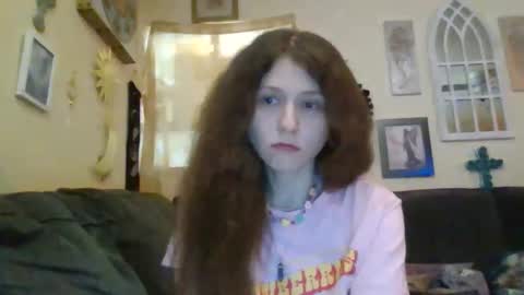 Snapshot of queencrimsonlvx chatting on 05.18.26 queencrimsonlvx online show from 05.18.26