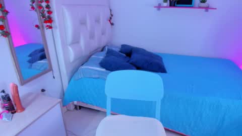 Snapshot of queenlatina10 chatting on 12.18.25 Andrea online show from 12.18.25