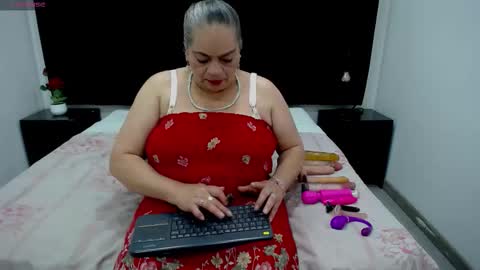 Snapshot of queenmature chatting on 09.26.25 VickyBoobss online show from 09.26.25