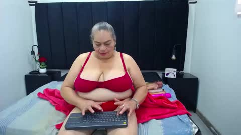 Snapshot of queenmature chatting on 10.04.25 VickyBoobss online show from 10.04.25