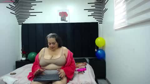 Snapshot of queenmature chatting on 10.11.25 VickyBoobss online show from 10.11.25