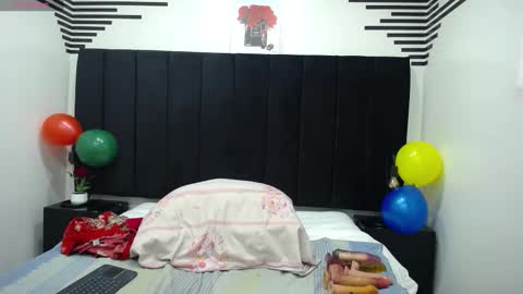 Snapshot of queenmature chatting on 10.15.25 VickyBoobss online show from 10.15.25