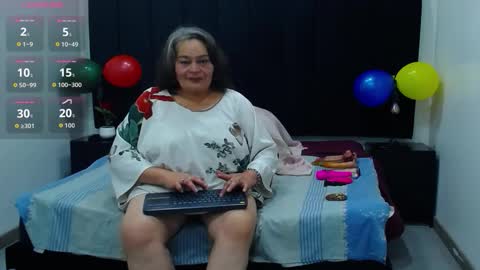 Snapshot of queenmature chatting on 10.20.25 VickyBoobss online show from 10.20.25