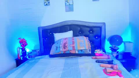 Snapshot of queenmature chatting on 04.18.26 VickyBoobss online show from 04.18.26