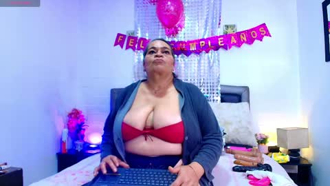 Snapshot of queenmature chatting on 05.16.26 VickyBoobss online show from 05.16.26