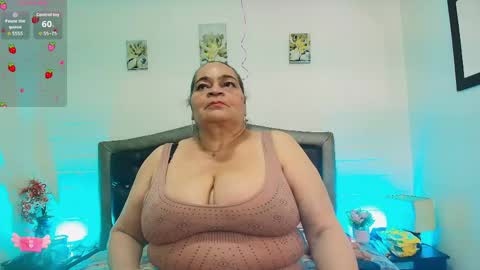 Snapshot of queenmature chatting on 05.20.26 VickyBoobss online show from 05.20.26