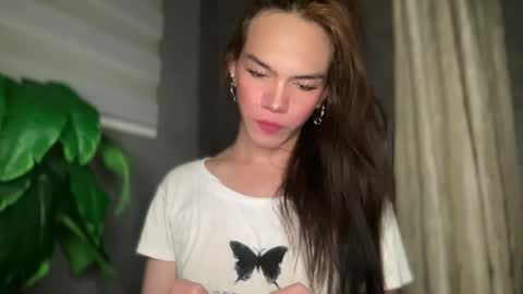 Snapshot of queenn_xxx chatting on 11.22.25 QUEEN online show from 11.22.25