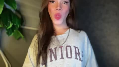 Snapshot of queenn_xxx chatting on 11.29.25 QUEEN online show from 11.29.25