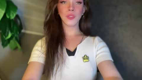 Snapshot of queenn_xxx chatting on 11.30.25 QUEEN online show from 11.30.25