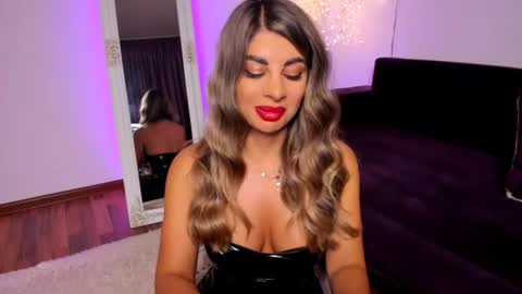 Snapshot of queenofyouredreams chatting on 06.21.26 Queennofyuredreams online show from 06.21.26