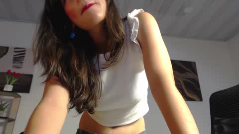Snapshot of queenpink777 chatting on 12.20.24 Rose online show from 12.20.24