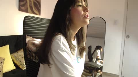 Snapshot of queenpink777 chatting on 12.23.24 Rose online show from 12.23.24