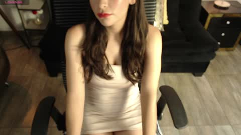Snapshot of queenpink777 chatting on 01.05.25 Rose online show from 01.05.25