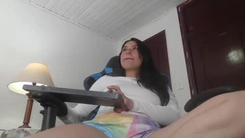 Snapshot of queenpink777 chatting on 09.30.25 Rose online show from 09.30.25