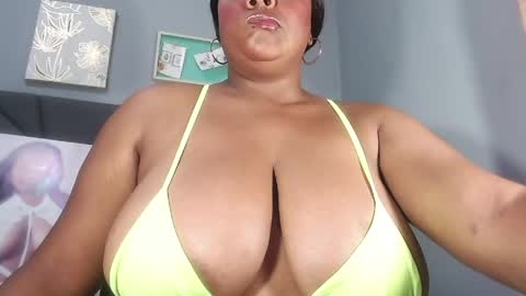 Snapshot of queenrachelbrown chatting on 04.28.26 queenrachelbrown online show from 04.28.26