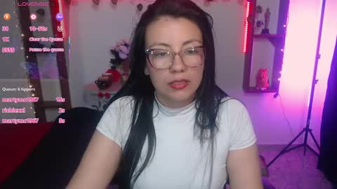 Snapshot of queenrose94 chatting on 03.11.26 queenrose94 online show from 03.11.26