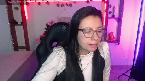 Snapshot of queenrose94 chatting on 03.18.26 queenrose94 online show from 03.18.26